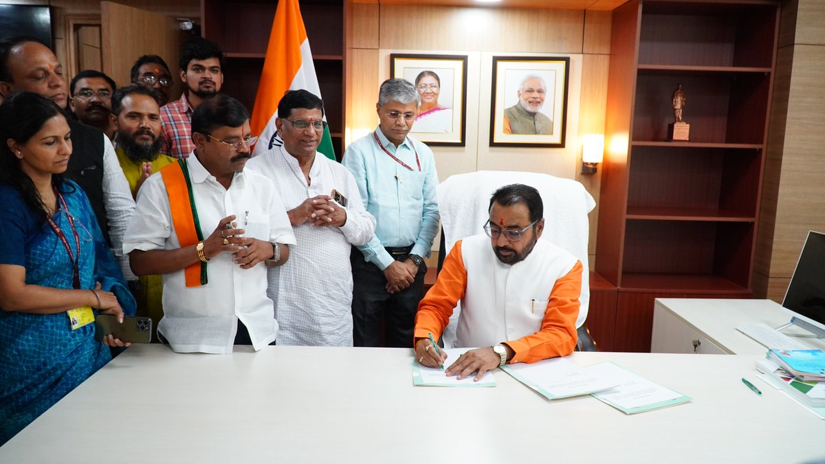 AIIA_NDelhi's tweet photo. @AIIA_NDelhi extends its heartfelt congratulations to Shri Prataprao Jadhav, Hon'ble Union Minister of State (Independent Charge) for the @moayush , on assuming charge today. 1/2 https://t.co/gCNN6etPcD
