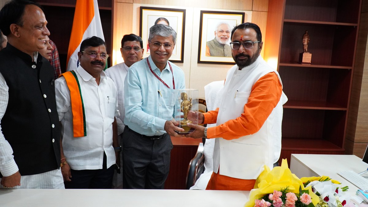 AIIA_NDelhi's tweet photo. @AIIA_NDelhi extends its heartfelt congratulations to Shri Prataprao Jadhav, Hon'ble Union Minister of State (Independent Charge) for the @moayush , on assuming charge today. 1/2 https://t.co/gCNN6etPcD