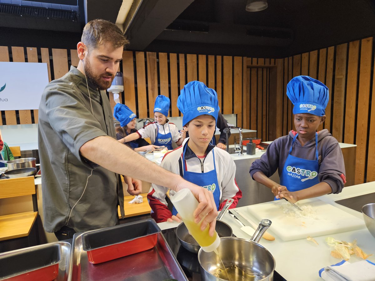 BittorOroz's tweet photo. 🧑‍🍳🥇 Zorionak a los grupos ganadores de la primera edición de #GastroHaziak, un concurso dirigido a sensibilizar a los y las escolares sobre la importancia de la gastronomía sostenible y acercarlos a los alimentos de calidad que se producen en Euskadi.

🔗 https://t.co/CyjSKKiDOq https://t.co/507EEU4qh2