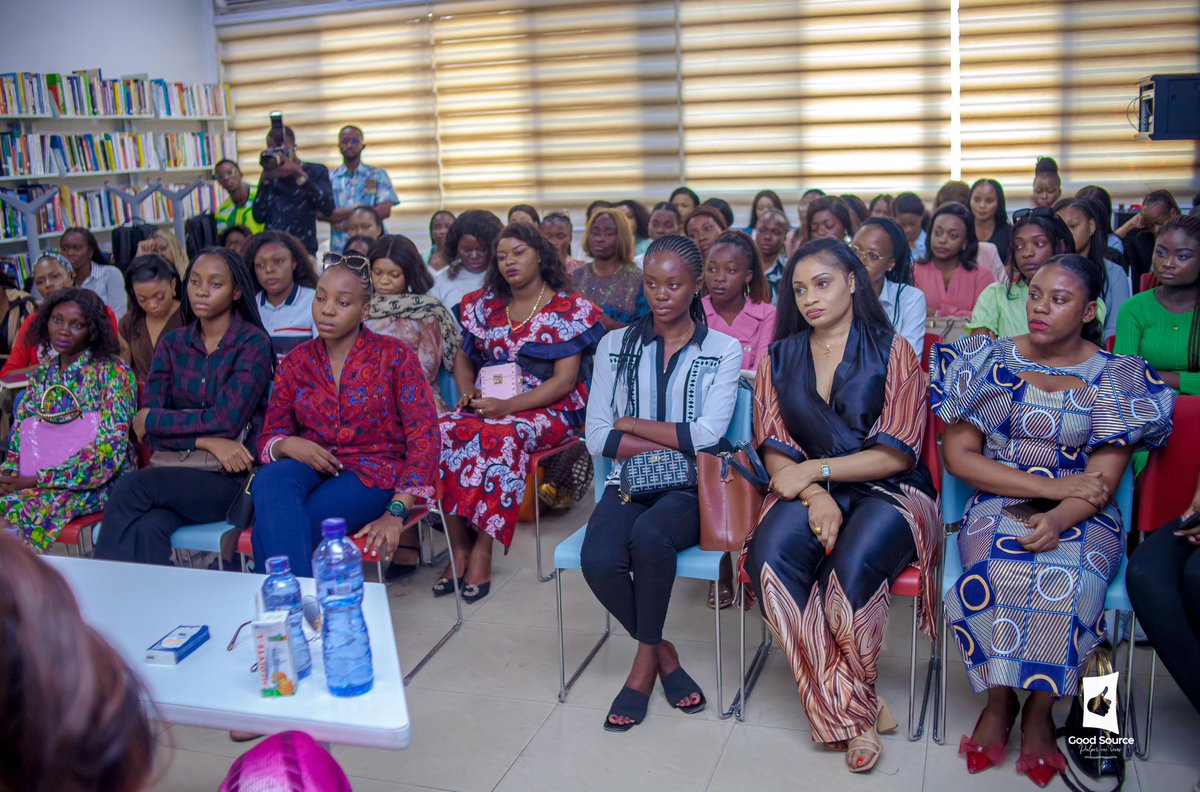 fio_miss's tweet photo. L’univers des Jeunes a organisé en date du 8 juin dernier un Young ladies Meet-Up au tour du thème: Parcours:un Avenir se prépare!Jeune femme soit ta propre réussite! Avec deux magnifiques Speakers Madame @EloWalha et Amoura Zynga devant une audience 100% jeune et féminine. https://t.co/x50d1jAXvX
