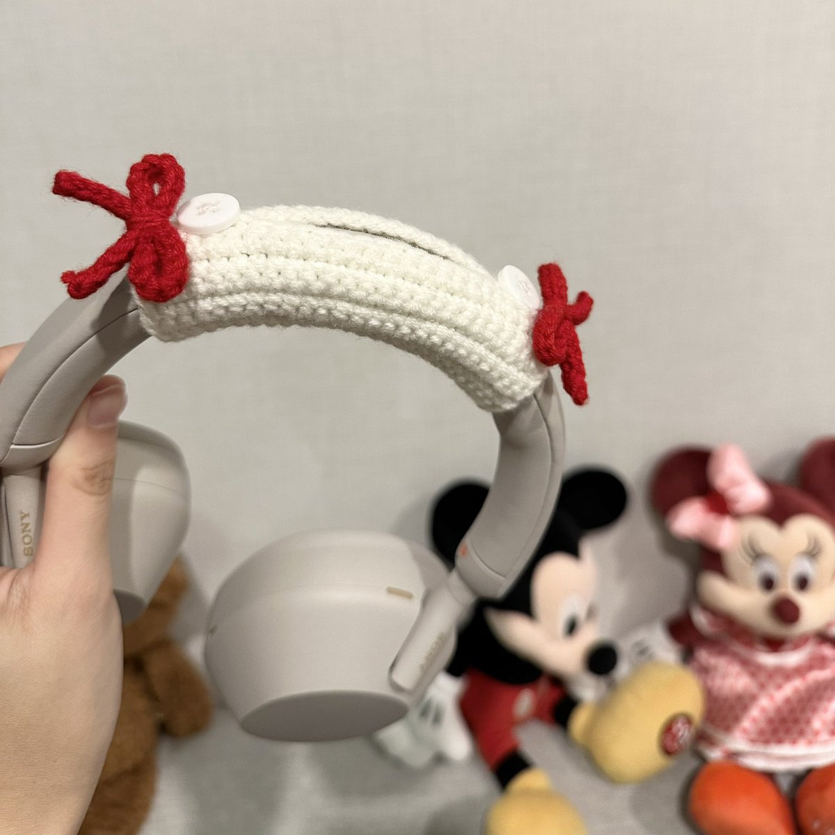 doublewin__'s tweet photo. ได้ที่คลุมหูฟังแล้วว น่ารักเท่าโลกเบย ♡🧴*･῾ ᵎ 🧸♥ ノ สีด้ายไม่มี แม่ค้าสั่งถักมาให้ใหม่ด้วย🥺 ขอบคุณมากกั้บ #sandasterrv https://t.co/LVEeOpFh9k