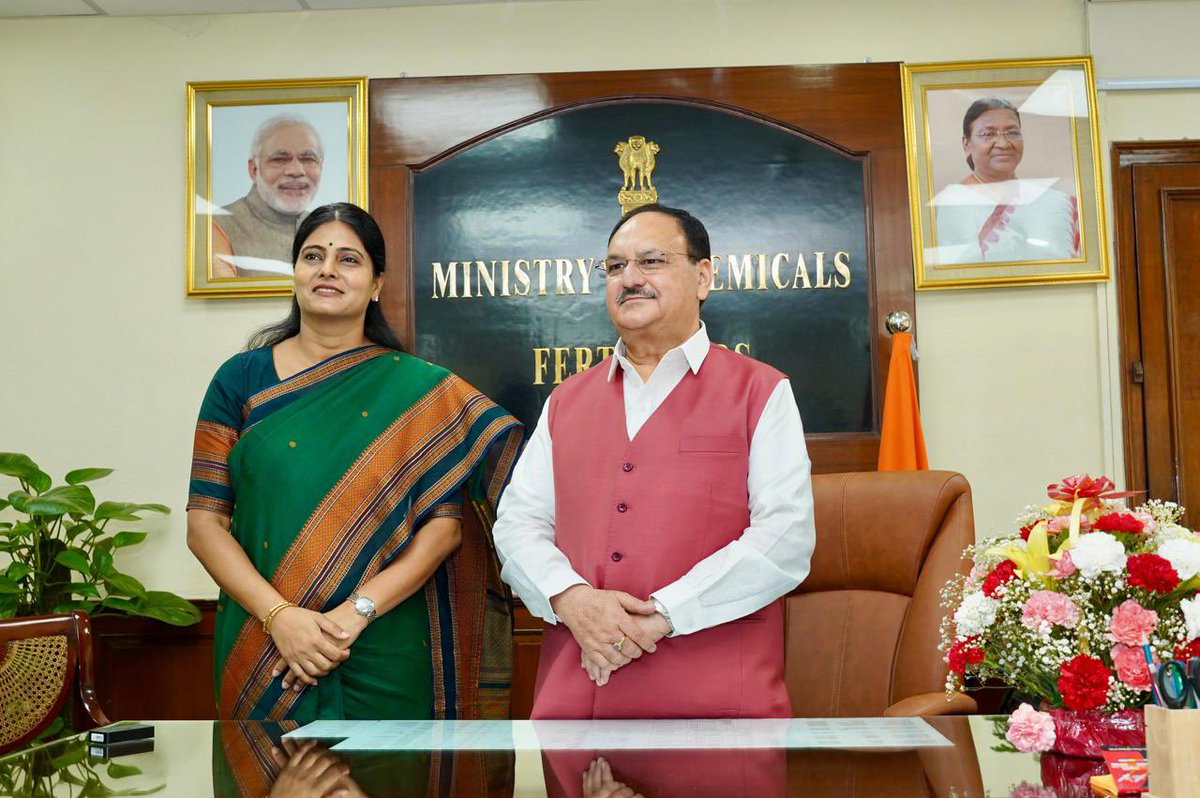 EccDD's tweet photo. @AnupriyaSPatel जी ने अपना विभागीय पदभार ग्रहण किया, आपको बधाई और शुभकामनाएं.
37 सांसद वालों जलन बरकरार रखो,
जलवा तो एक सांसद वालों का है ही
@ApnaDalOfficial @samajwadiparty @BJP4UP @INCIndia #standAgainstIslamicJihad #Mirzapur #chapter1 #Congratulationsir https://t.co/cS5S6KgiF2