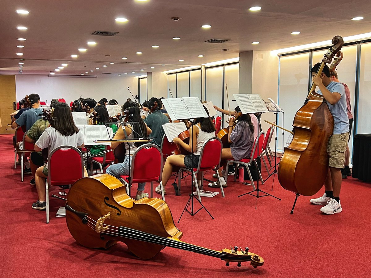 CivisEventos's tweet photo. Unas imágenes de Huron High School de esta mañana ensayando en el #HotelLuzCastellon.

Les deseamos mucha suerte en su gira por toda España 🙌🏻❤️

@A2schools 

 #CastellódelaPlana #Música https://t.co/kjJjAv5OXS