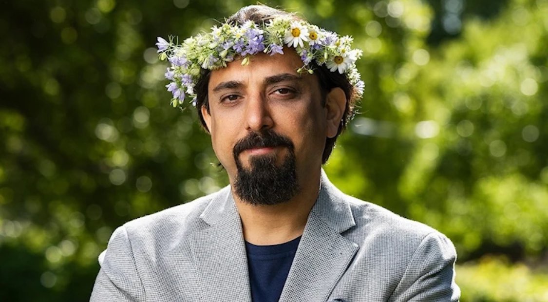 Ser fram emot <a href="/amirrostami_/">Amir Rostami</a> Sommar i P1! En klok och kunnig röst. Glad att han ges utrymme för att dela med sig. 💫 💫 🥳