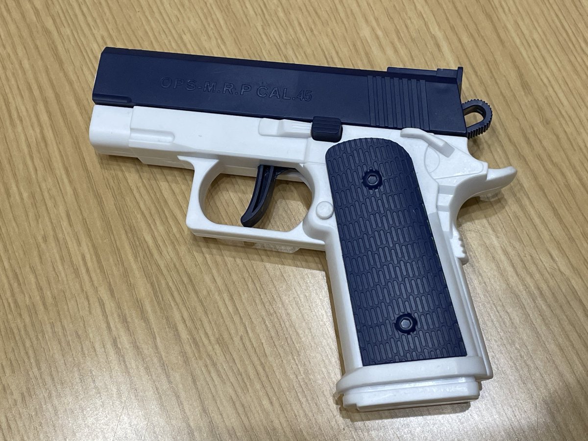 OGF_357's tweet photo. .45の水鉄砲売ってたから衝動買いしてしまったwwwwwww
そこそこリアル謎にスライドストップ機構あり😇
ソッコー子供に取られたw
ついでにModel19のグリップ塗る用のワトコオイル買って来たけど忙しくて塗れん… https://t.co/K01RkEhlGa