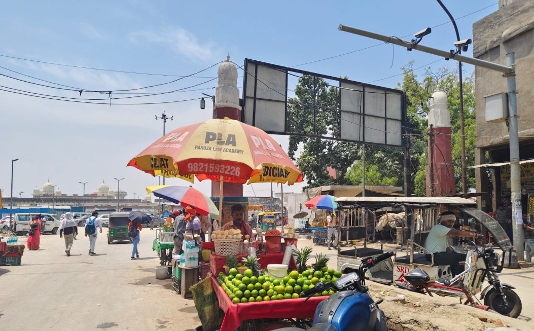 गैरो पर सितम अपनो पर रहम कानपुर। घंटाघर चौराहे के रेलवे स्टेशन गेट नंबर 1 के पास कई गरीबों के रेहड़ी चौकी प्रभारी का प्राइवेट कारखास ने हटवा दिया है वहीं अपनी 5 ठेला लगवाकर मौज काट रहे है <a href="/kanpurnagarpol/">POLICE COMMISSIONERATE KANPUR NAGAR</a> <a href="/kanpurtraffic/">KANPUR NAGAR TRAFFIC POLICE</a> <a href="/nagarnigamknp/">Kanpur Nagar Nigam</a>