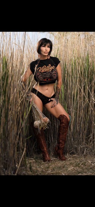 Country girls are good for you. Both strong &amp; sweet.  🌾 Photo by @bxpredator https://t.co/jF7zFUXErO<a href="/tag/happygirl"class="tags"><span>#happygirl</span></a><a href="/tag/nicetomeetyou"class="tags"><span>#nicetomeetyou</span></a>