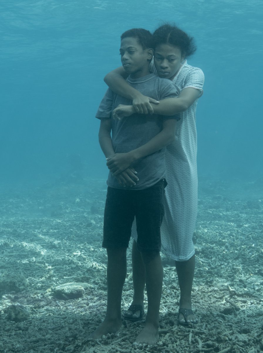 Muy impactante esta exposición del fotógrafo británico Nick Brandt. Se puede ver en Madrid hasta el 20/07.

Vivir debajo del mar por el cambio climático: el drama de las islas del Pacífico por el aumento del nivel del mar.

Lo cuento en <a href="/Climatica/">Climática</a>👇
climatica.coop/vivir-debajo-d…