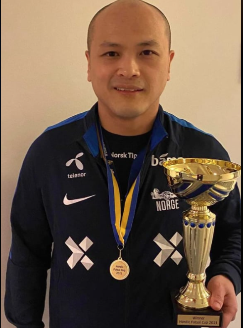 På onsdag får vi besøk av denne karen i <a href="/Bakrommetpod/">Bakrommet</a>! Kai Bardal (<a href="/kaicbardal/">Kai Bardal</a>) er både kjent for sin meritterte karriere som futsaltrener og som fotballekspert. Han kommer til oss for å prate om relasjonisme og likhetstrekkene mellom denne stilen og futsal. SOM vi gleder oss!