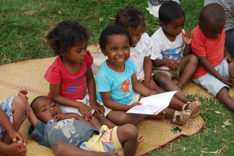 À Tananarive, le centre Topaza héberge, nourrit et éduque des orphelins, mais aussi des enfants de familles démunies. Il  reçoit un soutien financier du Défap pour l’éducation de ses pensionnaires, et aura bientôt l’appui d’un VSI.
defap.fr/2024/06/11/mad…