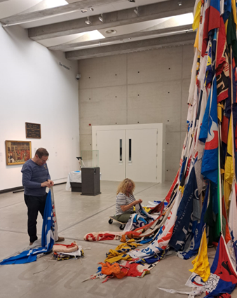 Wat gebeurt er met een tentoonstelling als die is afgelopen?

Het grootste deel van de objecten wordt ingepakt en teruggezonden naar hun eigenaars, van de grote schilderijen tot de kleinst verpakte zegels.

Bekijk het in deze behind-the-scenes foto’s!
#mechelen #art