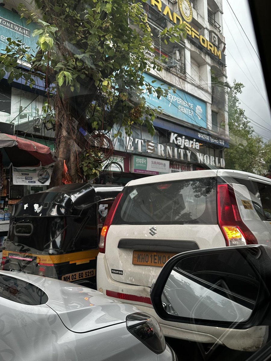 zarnashahh's tweet photo. 2 lanes blocked on santacruz sv road towards vile parle for CNG. Some action here, please? 🙏🏻 @MumbaiPolice @mumbaitraffic https://t.co/Hmqwl0VFrQ