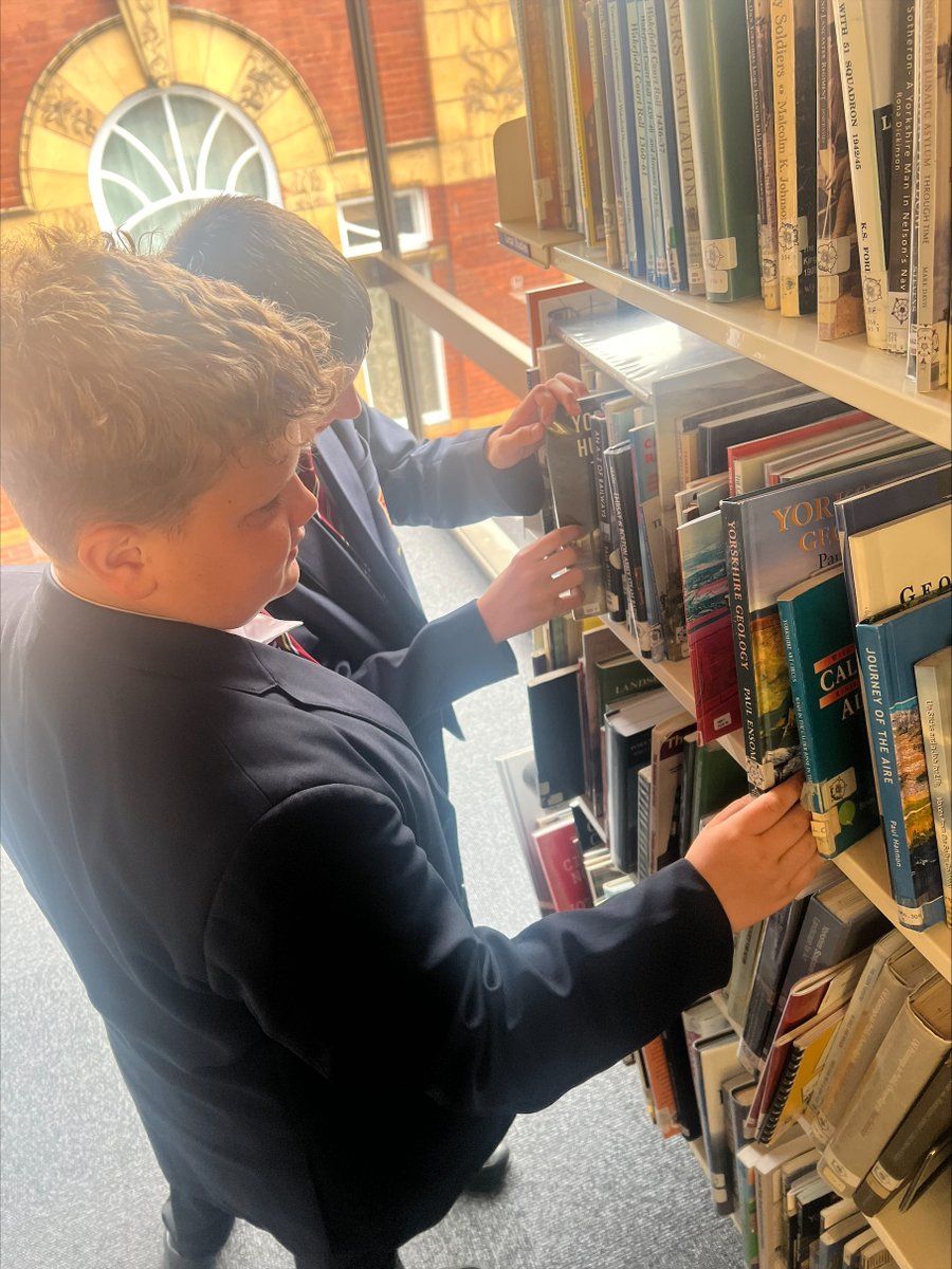 PATKingsSchool's tweet image. Year 7 students have thoroughly enjoyed their trip to Pontefract library to explore what&apos;s on offer! They&apos;ve all had the chance to join the library for FREE, borrow some books, and have even enjoyed a game of chess! #ReadingForPleasure #BeKings #PontefractLibrary @WFlibraries