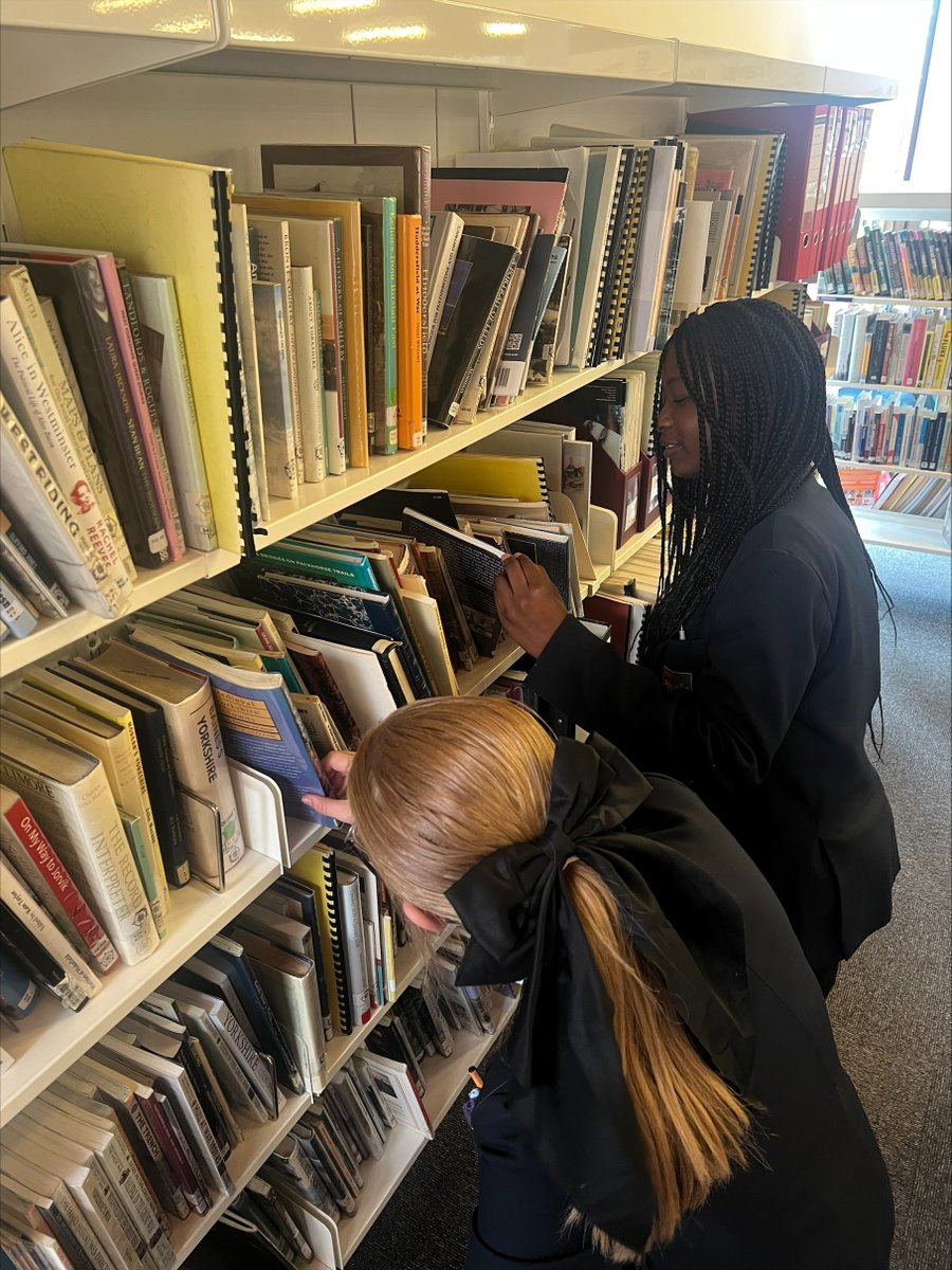 PATKingsSchool's tweet image. Year 7 students have thoroughly enjoyed their trip to Pontefract library to explore what&apos;s on offer! They&apos;ve all had the chance to join the library for FREE, borrow some books, and have even enjoyed a game of chess! #ReadingForPleasure #BeKings #PontefractLibrary @WFlibraries