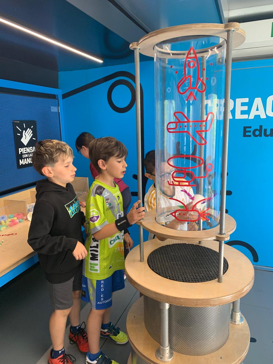 CeipMoralesVino's tweet photo. Nuestros alumnos de Primaria han disfrutando aprendiendo con el bus #creactivity de la @FundlaCaixa #manipulacion #pensarycrear https://t.co/wlbGAzBxSd