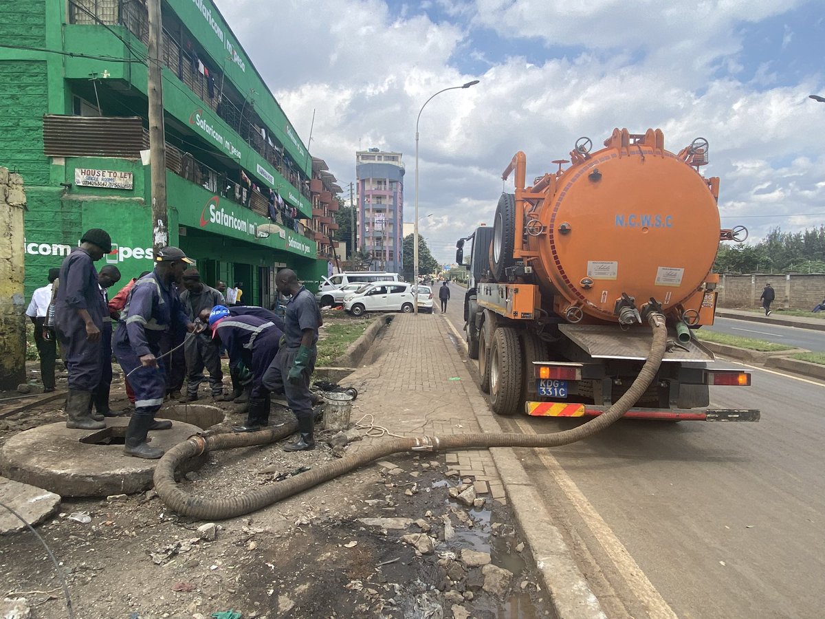 NairobiWater's tweet photo. Our Central Region technical team unblocking and desilting  of manhole along Kipande road using the exhauster. 

 The exhauster is also used to empty septic tanks and pit latrines in areas without sewer lines. https://t.co/HAettk9Lti
