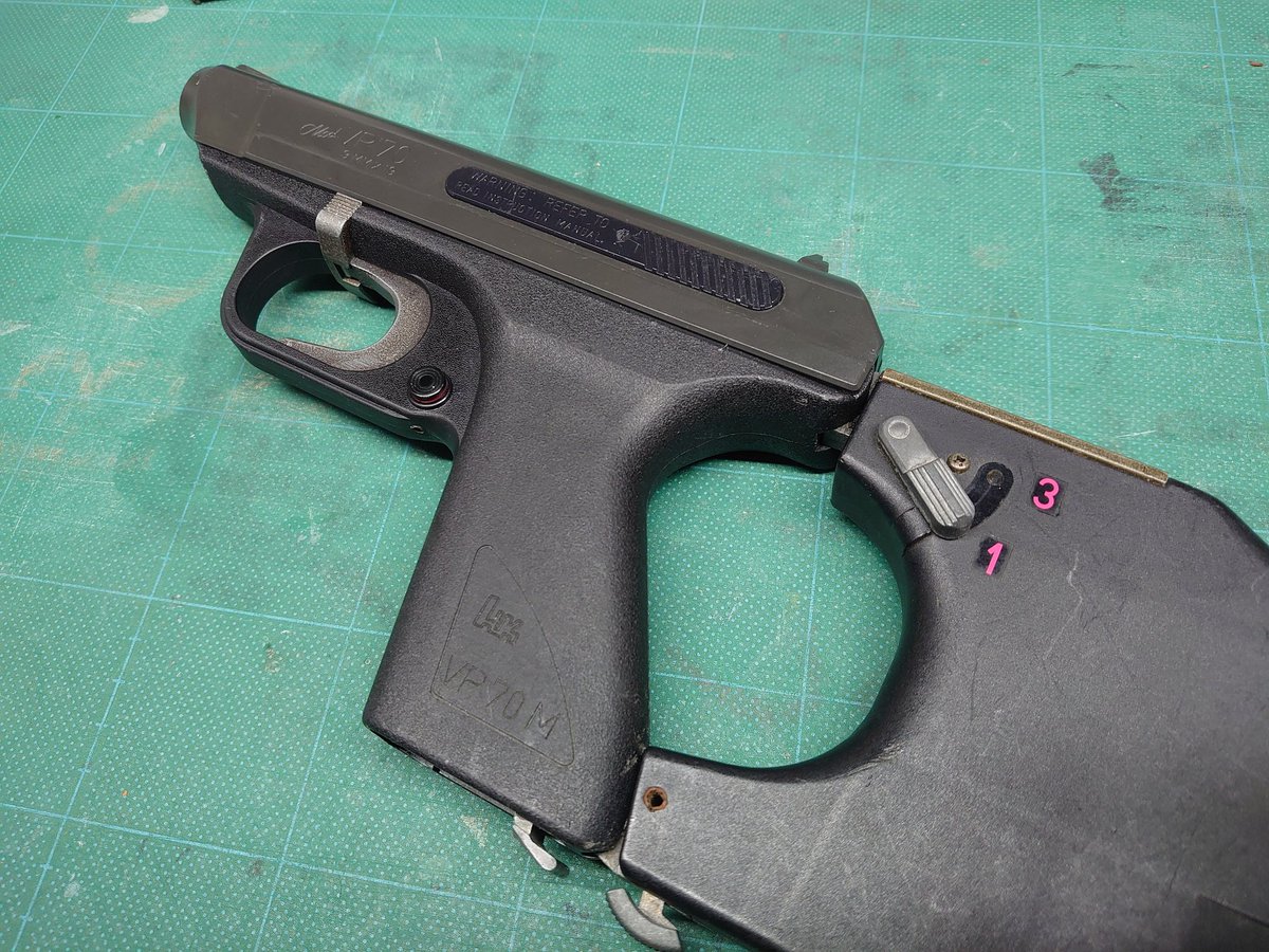 specialforce888's tweet photo. 本日はタニオ·コバ製ガスブロハンドガン【VP70】のメンテナンスを行いました。
発売から20年…ホコリと腐食だらけでしたが洗浄、グリスアップで快調に動きました。
皆さんのお持ちの古いエアガンも蘇るかも、気になる方はぜひご相談くださいね。
#エアガン #エアガン修理 #レストア #タニオコバ #VP70 https://t.co/EpYqS8uVif