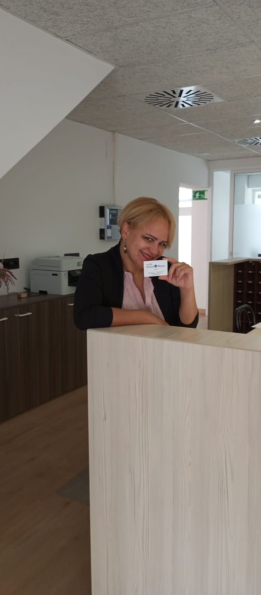 IDFOGirona's tweet photo. Aqui tenim la #Margaret, ella també ha estudiat el #CP d'Operacions auxiliars de serveis #administratius i generals, subvencionat per @ocupaciocat. Avui ha iniciat les pràctiques l'#hotel #CostaBrava de #Roses. Un plaer col·laborar amb el sector #turístic del municipi. https://t.co/J4ajgf8V4C