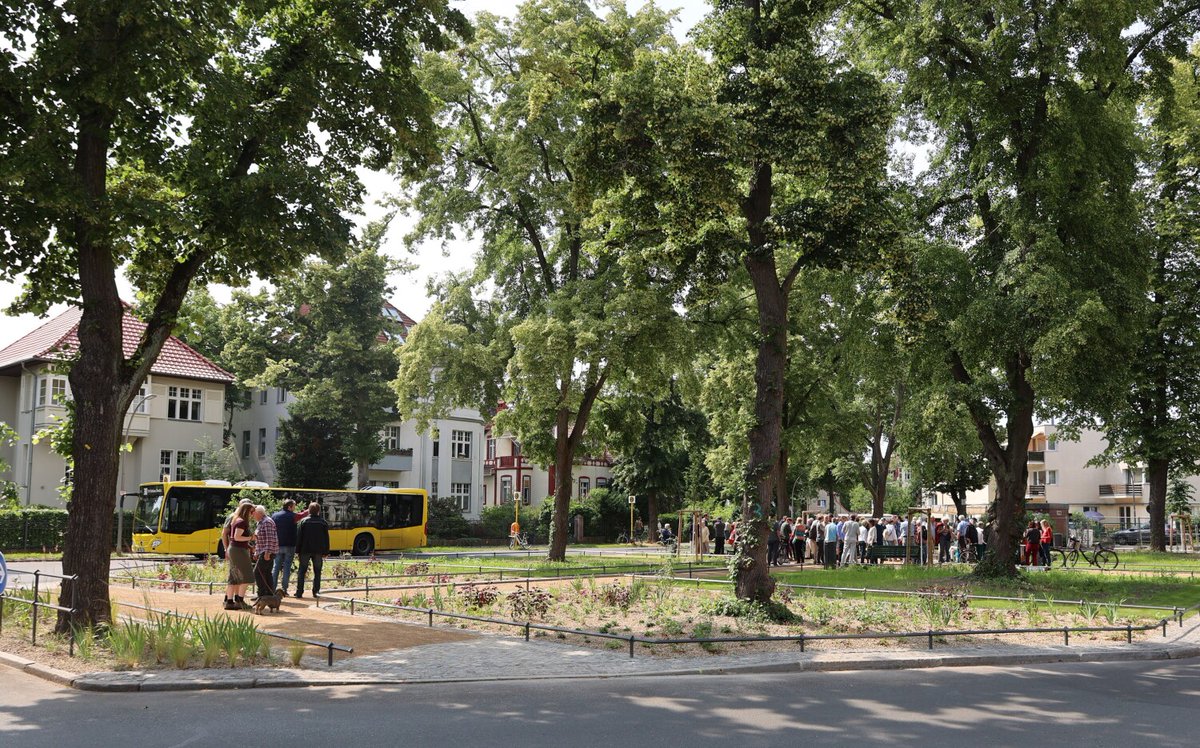 Der Saaleckplatz in Lichterfelde wurde umgestaltet und am 07.06.2024 feierlich eingeweiht. BzStR <a href="/urban_aykal/">Urban Aykal</a> hebt die verbesserte Aufenthaltsqualität hervor und dankt allen Beteiligten für die schnelle Umsetzung!

ℹ️berlin.de/ba-steglitz-ze…

#Steglitz-#Zehlendorf