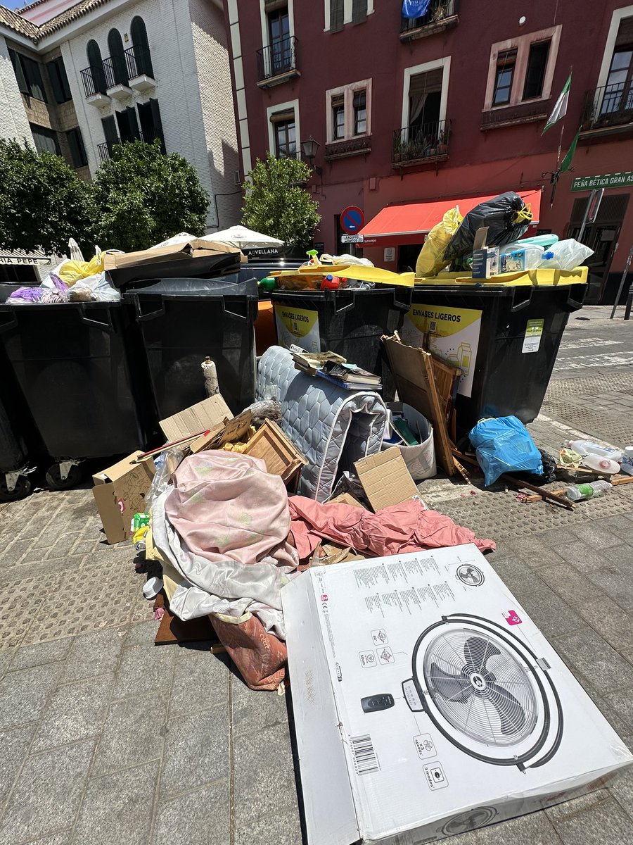MariaBocardo's tweet photo. Plaza de la Moravia @Ayto_Sevilla @LipasamSevilla no se puede permitir dar esta imagen de la ciudad... https://t.co/TL65AqdmV2