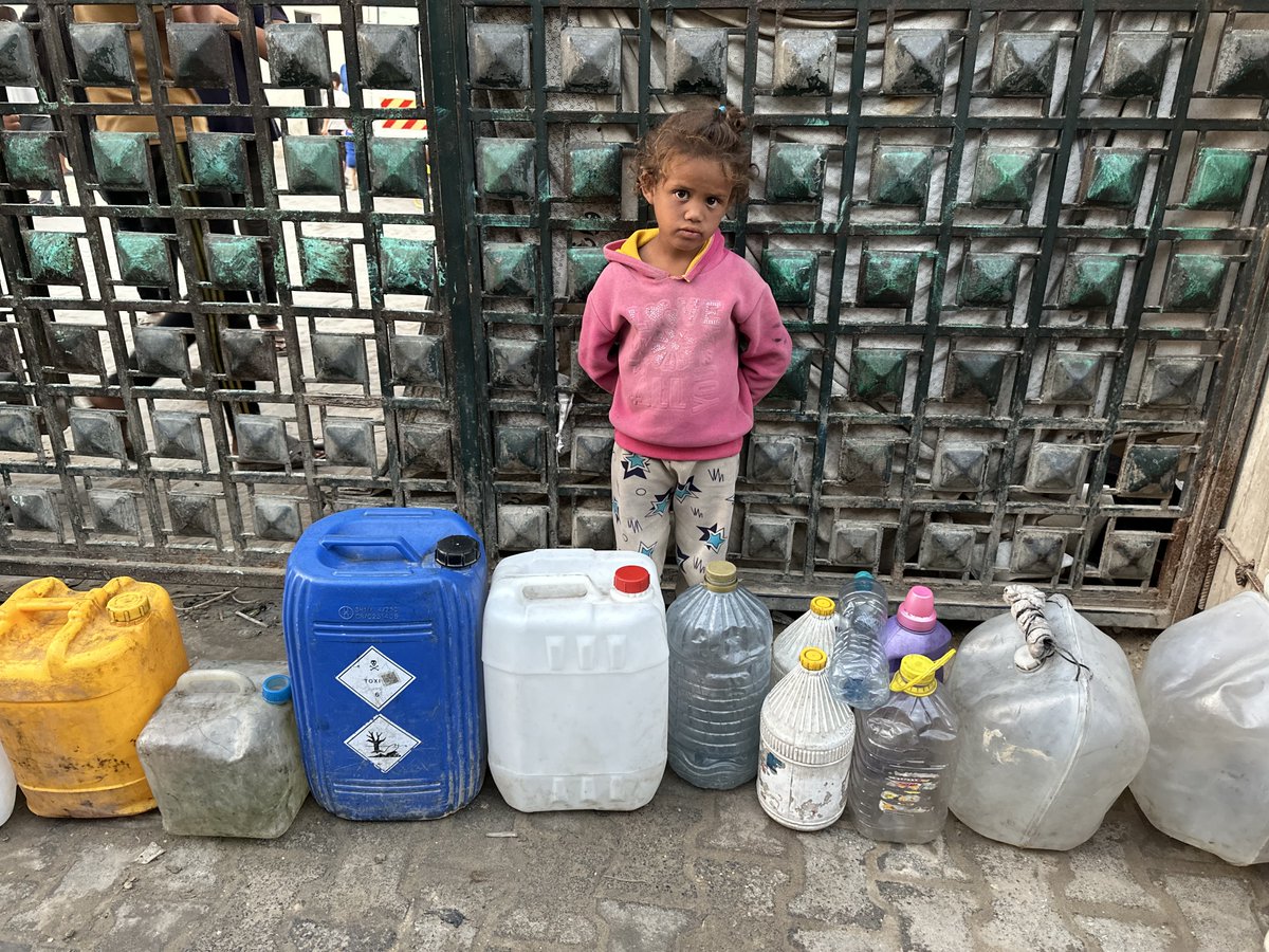 Las temperaturas siguen subiendo en #Gaza, pero la población tiene un acceso muy reducido a agua potable. 
La desesperación es total. 
Por favor, colabora: ayudagaza.com
