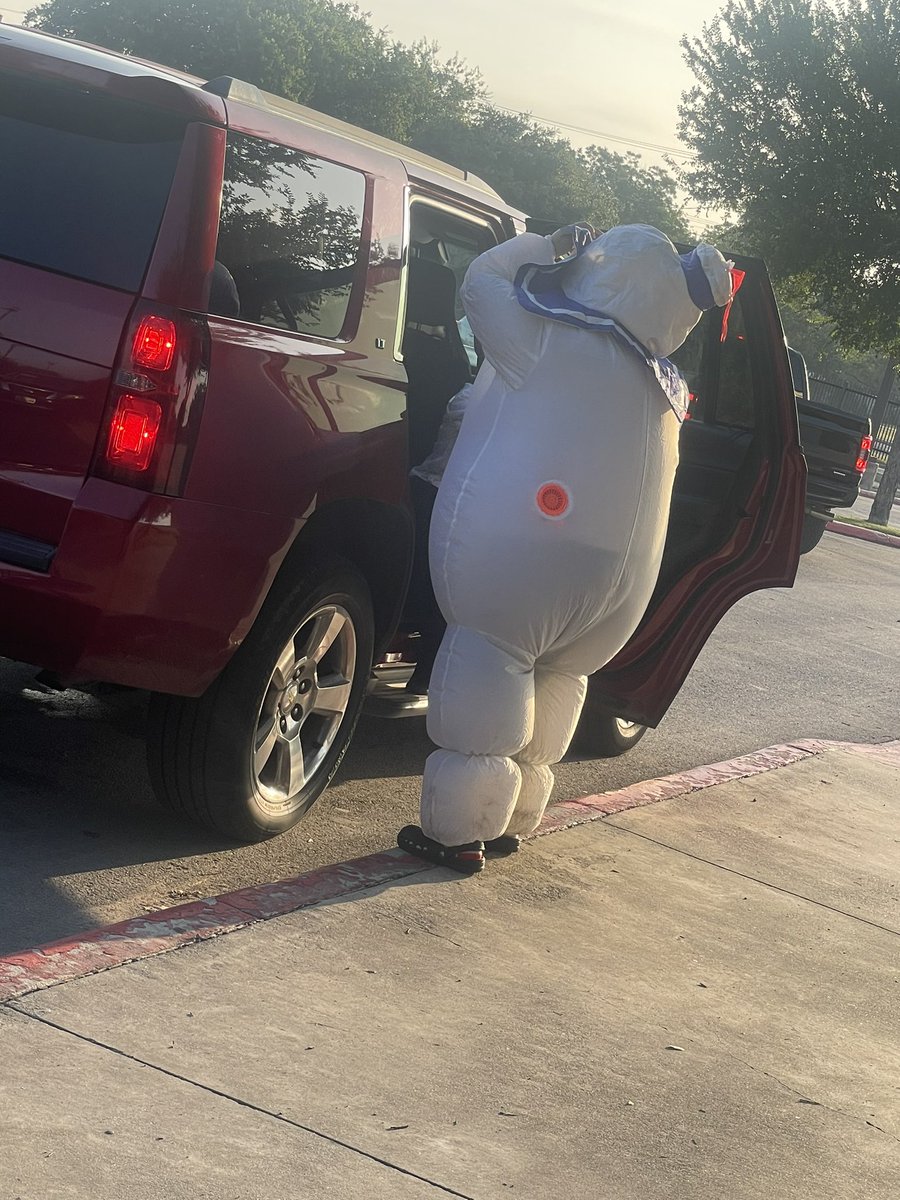 It’s Marshmallow Day at #CampE! Campers are being greeted with a little surprise today! <a href="/MissHuizar/">Sarah</a> <a href="/iluvtx/">Sandra Lomas</a> #StaffordCampE