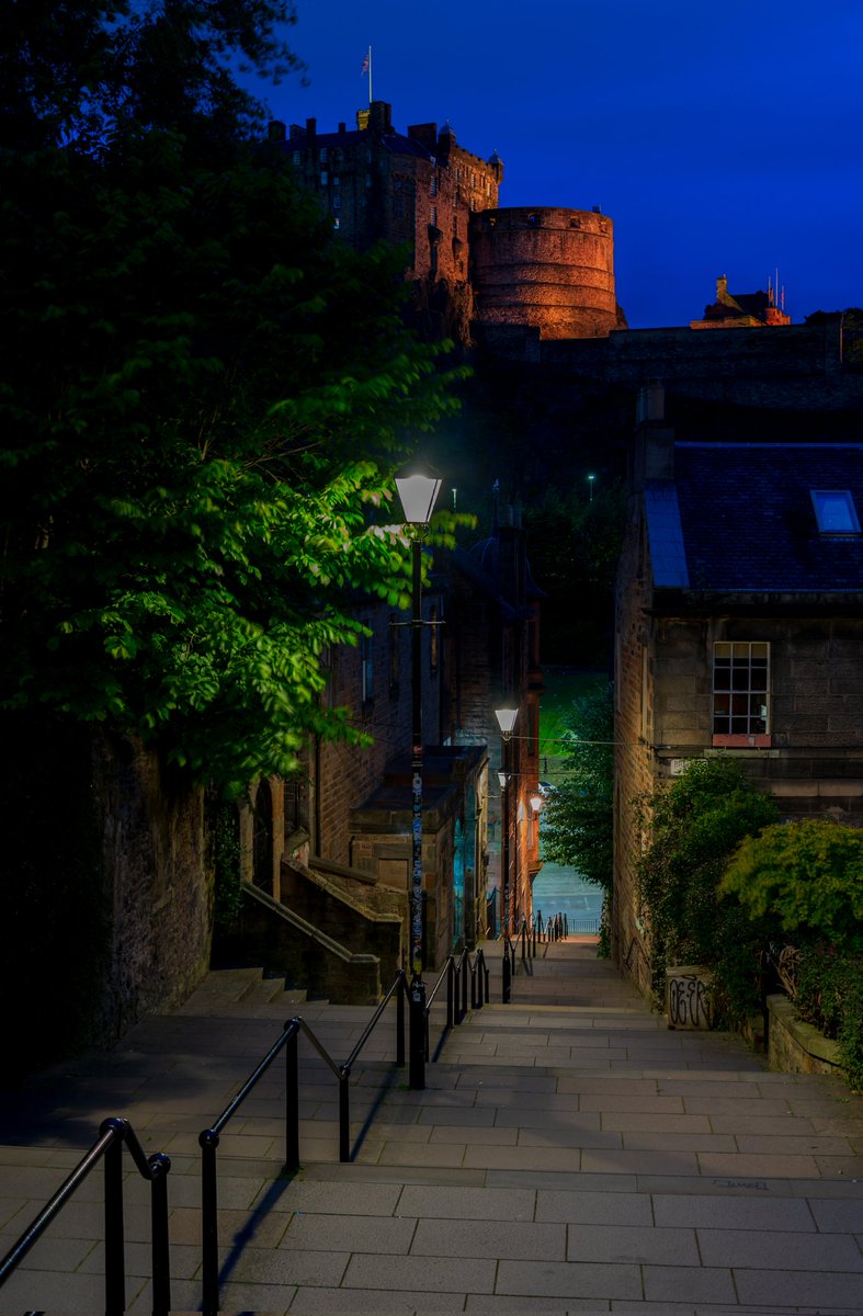 ViewFromCamera's tweet photo. Thanks to @edinburghcastle for turning orange on Sunday in support of International Batten Disease Awareness Day 2024 🧡
#edinburghcastle #edinburgh #battendisease #battendiseaseawareness #battenday #InternationalBattenDiseaseAwarenessDay https://t.co/zbu5ETGVXE