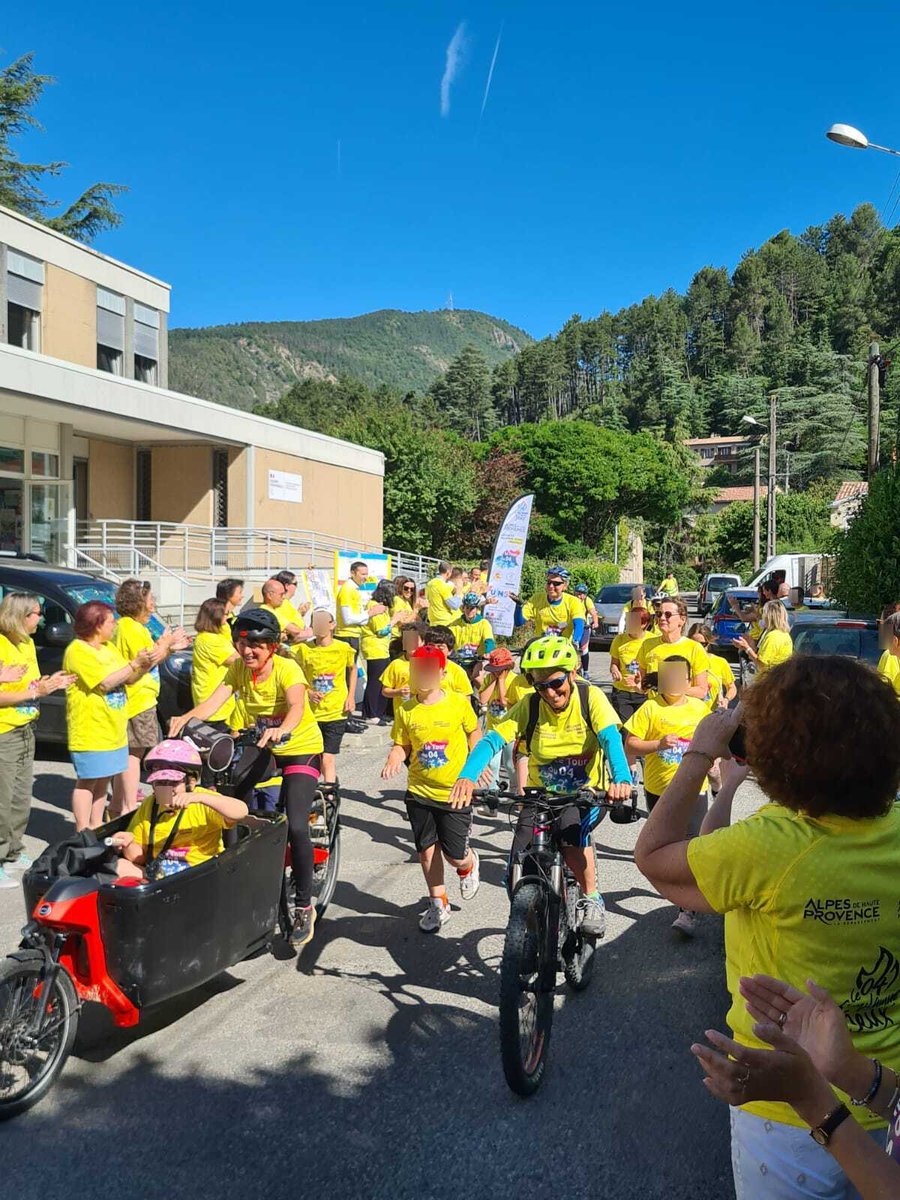 dsden04's tweet photo. 🟡🏃‍♂️La neuvième étape du #Tourdu04 est passée devant les locaux de la DSDEN ce matin ! L'école Paul Martin a été applaudie par l'IA-DASEN @cabbeke et l'ensemble de nos équipes 👏 Bravo à tous https://t.co/SlY9ckbe89