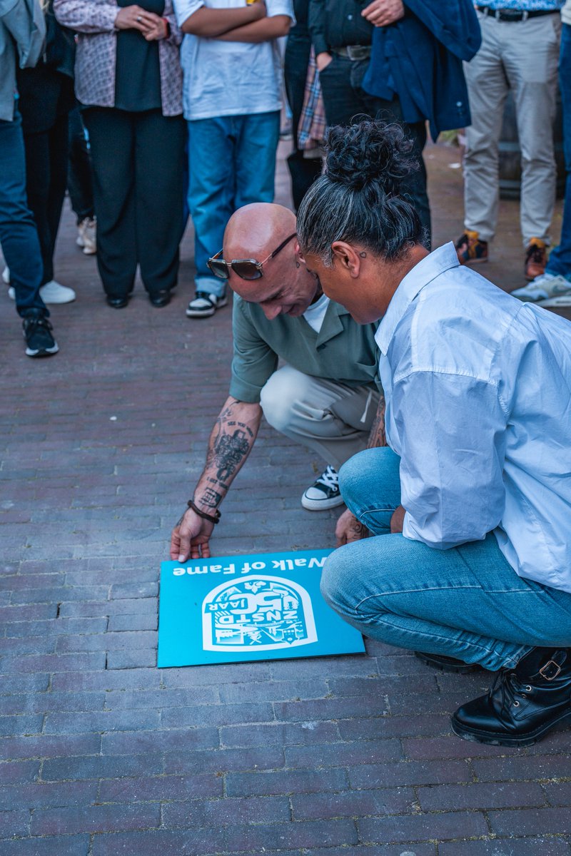 De burgermeester, <a href="/JanHamming/">jan hamming</a> , onthulde de eerste 5 namen van de #WalkofFame. Elke tegel in de Walk of Fame is een eerbetoon aan inspirerende inwoners die #trots brengen in onze wijken en #Zaankanters met elkaar verbinden. 

#GemeenteZaanstad #50jaarZaanstad #Zaanbocht #Zaans