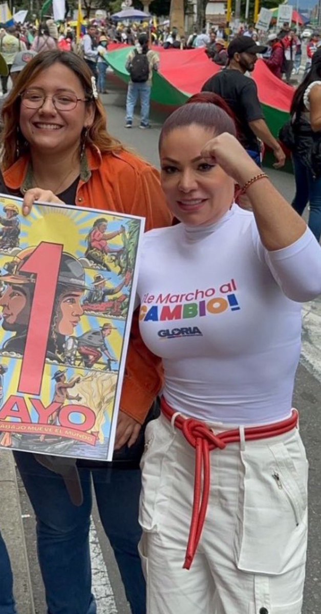 Ella es Gloria Arizabaleta, miembro de la Comisión de Acusaciones que se puso la camiseta por Petro en la marcha del 1 de mayo y que estaría incluida en la matriz de colaboración de los corruptos de la UNGRD. 

Noticia vía <a href="/darcyquinnr/">Darcy Quinn</a>