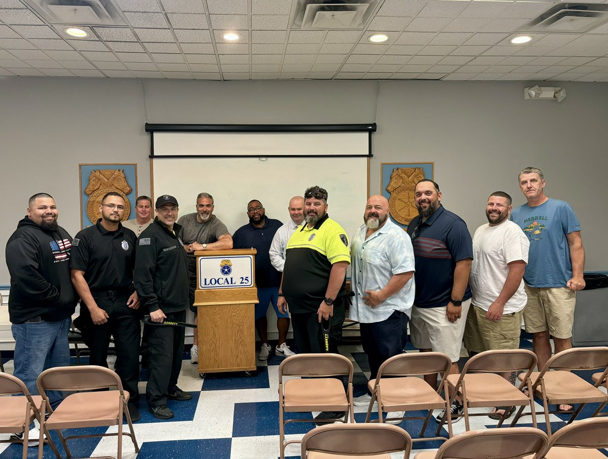Teamsters25's tweet photo. #Teamsters #Local25 workers overwhelmingly ratified a new five-year #contract. We are proud to represent these 450 hardworking brothers and sisters who keep #Massport running. @Teamsters @Massport
#teamsterslocal25 #teamsters #newenglandteamsters https://t.co/arN9dWR5OG
