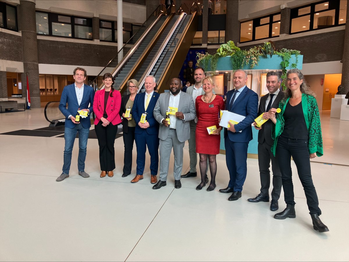 Leden van de commissie namen vanmiddag de petitie "Voorbij de borrelpraat: feiten en fabels over ontwikkelingssamenwerking" van <a href="/HungerProjectNL/">The Hunger Project NL</a> in ontvangst.