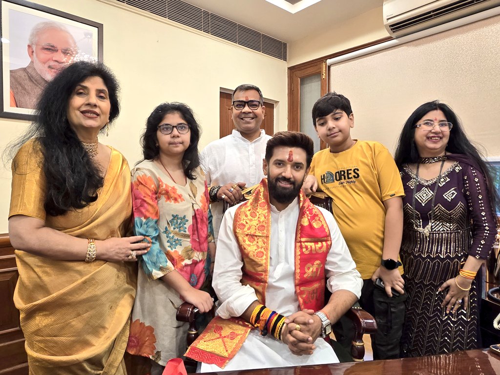 iChiragPaswan's tweet photo. मेरी मां !
जिन्होंने मुझे मुश्किलों में संभाला , जिनके आशीर्वाद से आज मैं यहां तक पहुंचा। आज उनका आशीर्वाद लेकर मंत्रालय का पदभार ग्रहण किया। https://t.co/aw4p2jqOU1