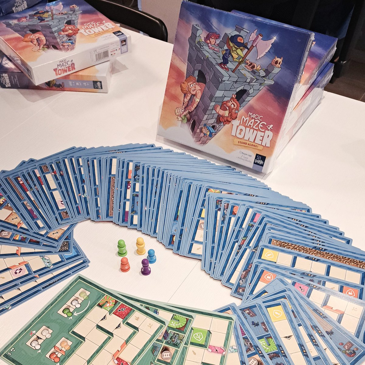 The first pre-production copies of Magic Maze Tower have just arrived.

💛 More infos and credits:
sitdown-games.com/produit/magic-…

📆 Release date: October 2024

#boardgame #boardgames #magicmaze #j2s #tabletopgames