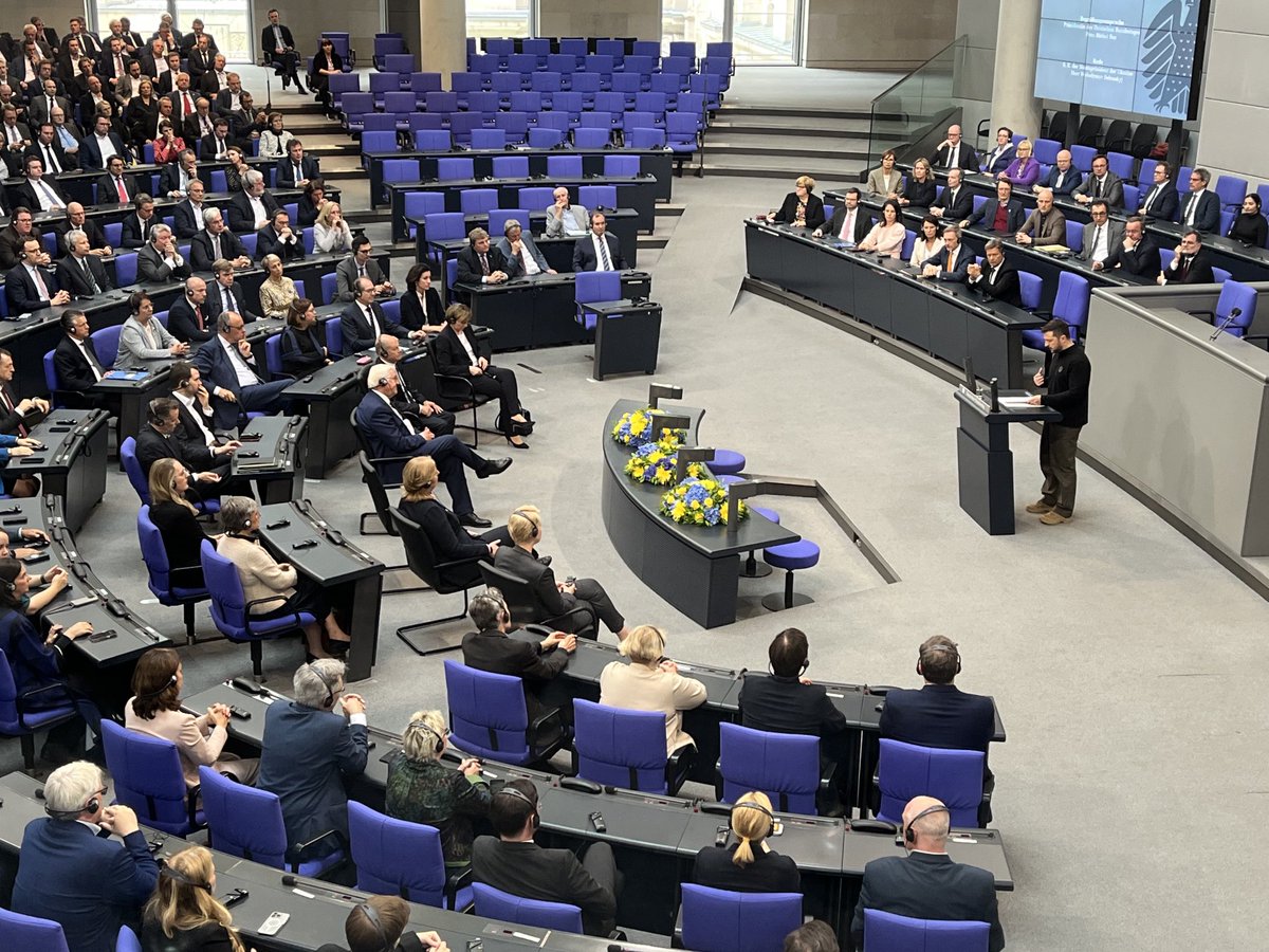 Mario_Kubina's tweet photo. „Ich danke dir Deutschland“: #Selenskyj geht gleich zu Beginn seiner Rede im #Bundestag auf die deutsche Hilfe für die #Ukraine ein. ⁦@ARD_BaB⁩ @br24 https://t.co/3PBInisT1K
