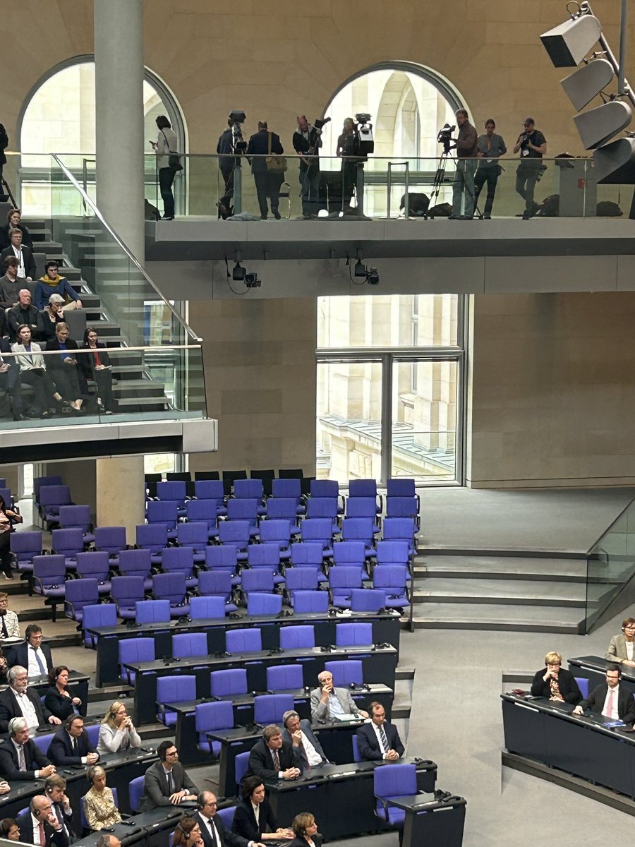 Die Plätze der AfD-Fraktion während der Rede des ukrainischen Präsidenten Selenskyi im Bundestag.