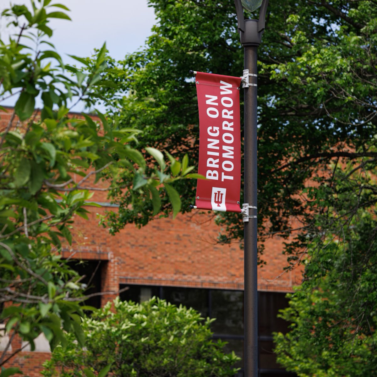 IUSoutheast's tweet photo. Welcome future Grenadiers! Enjoy your day here at IU Southeast meeting students, faculty, and campus leaders and getting to know your way around campus. Don't forget to follow us on social media. See you again in the fall! #MyIUS #IUSoutheast #IUSOrientation https://t.co/jqrZHylX8v