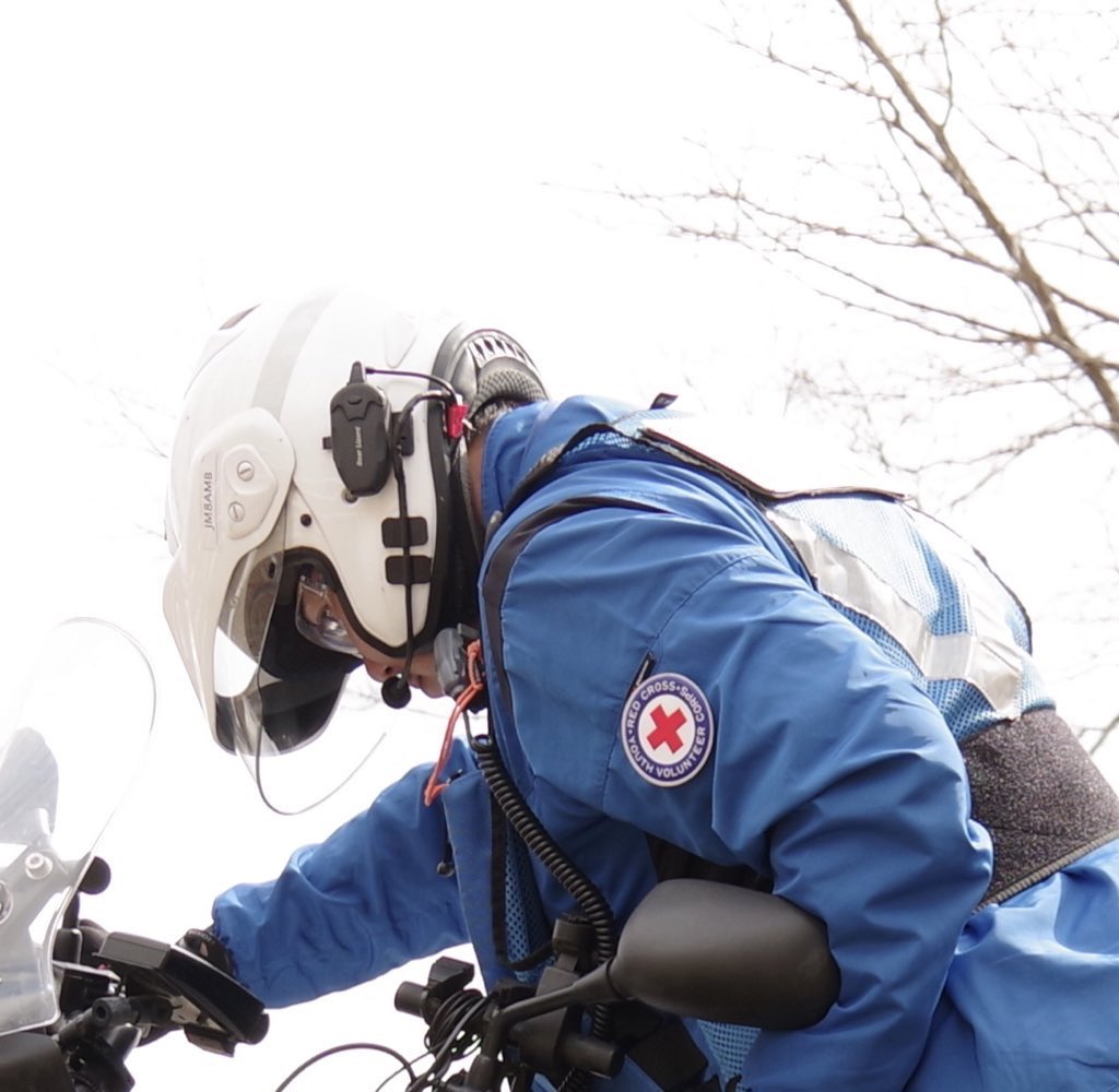 f_aider_ichi's tweet image. 流れ弾を多数喰らっていますが…
まず白くて青くてリフレクターですがコスプレではなく当団体の制服です…
あと法令で使用が制限される赤い十字ですが、当団体は「青年赤十字奉仕団」であります…