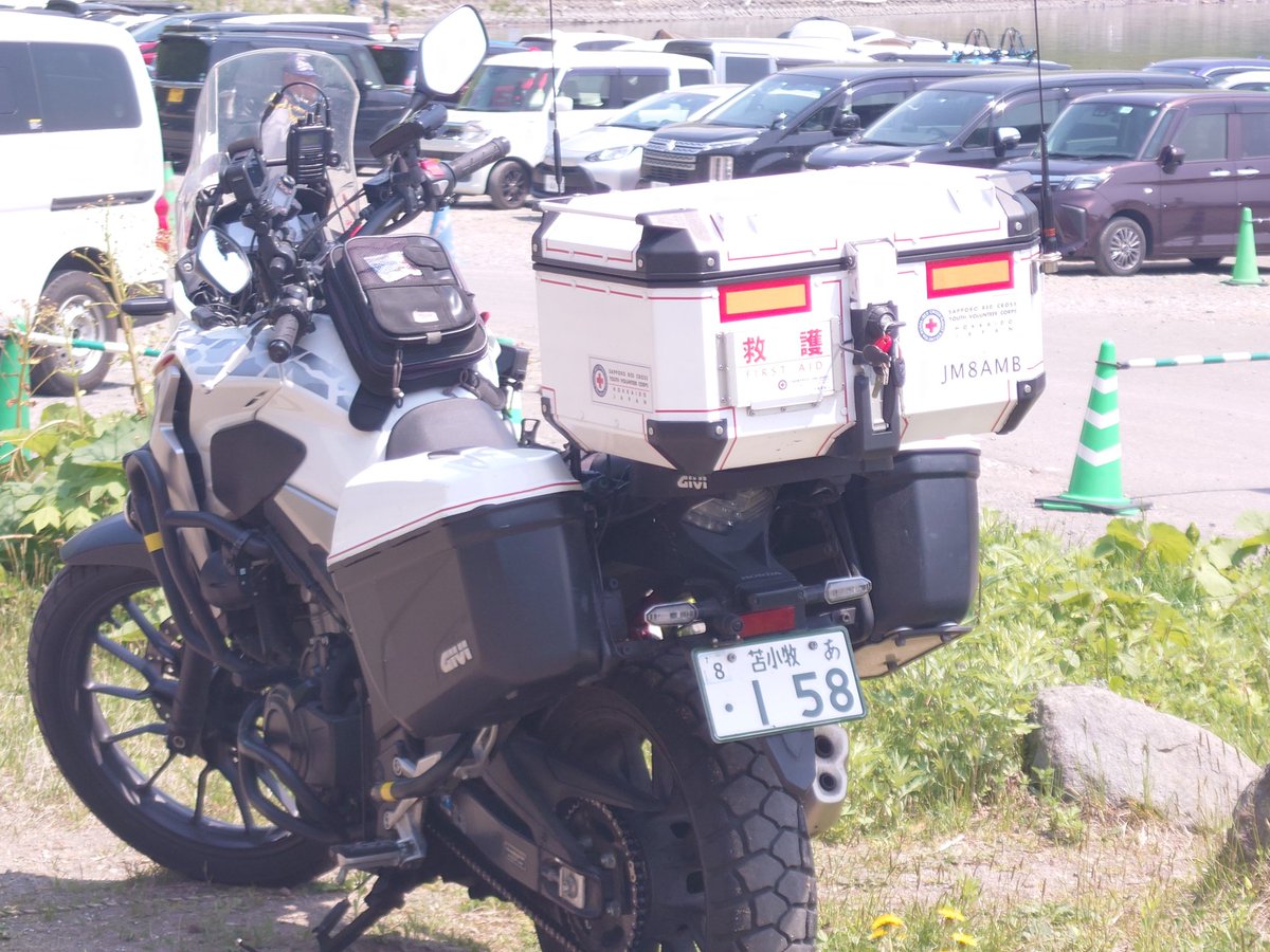 f_aider_ichi's tweet image. 流れ弾を多数喰らっていますが…
まず白くて青くてリフレクターですがコスプレではなく当団体の制服です…
あと法令で使用が制限される赤い十字ですが、当団体は「青年赤十字奉仕団」であります…