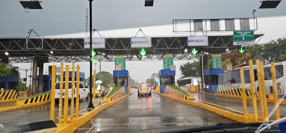 R_RuizDiaz's tweet image. Uff en este peaje inicia el tranque para entrar a la ciudad... imagino que es el diario vivir de los que viven de este lado de la capital..