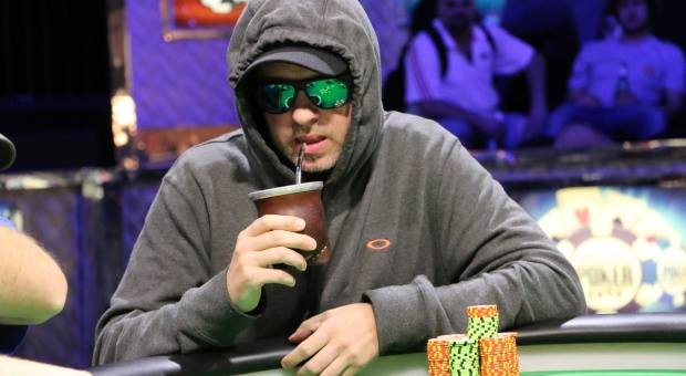santijota8's tweet image. #WSOP2024 🇺🇸

Mario @MedmarLopez 🇦🇷 define hoy el Evento #20 Gladiators of Poker $300 y está 8/14 en el conteo. Tiene 2 🥈 en la #WSOP. ¿La tercera será la vencida?

En la #WSOP2015 le estuve cebando unos 🧉 cuando quedó 2° en el Little One For One Drop 1K. 

¡Vamos Medmar! 💪🤞