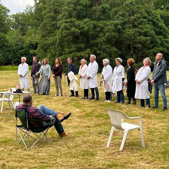 Wij zijn 'druk' aan het repeteren op #Eyckenstein. 🛌🏰🎭Ben je er ook bij? Vanaf volgende week spelen wij hier #Zomergasten! Meer informatie en ticketverkoop: theaterinhetgroen.nl
