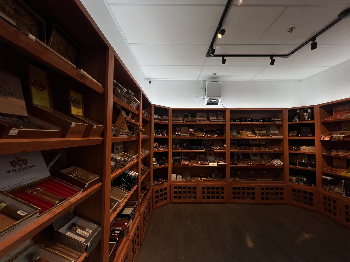 KushCigarhouse's tweet image. Indulge in the finest cigars at Kush Cigar Smoke and Vape Shop. Curated just for you. #PremiumCigars #CuratedCollection #planocigarshop