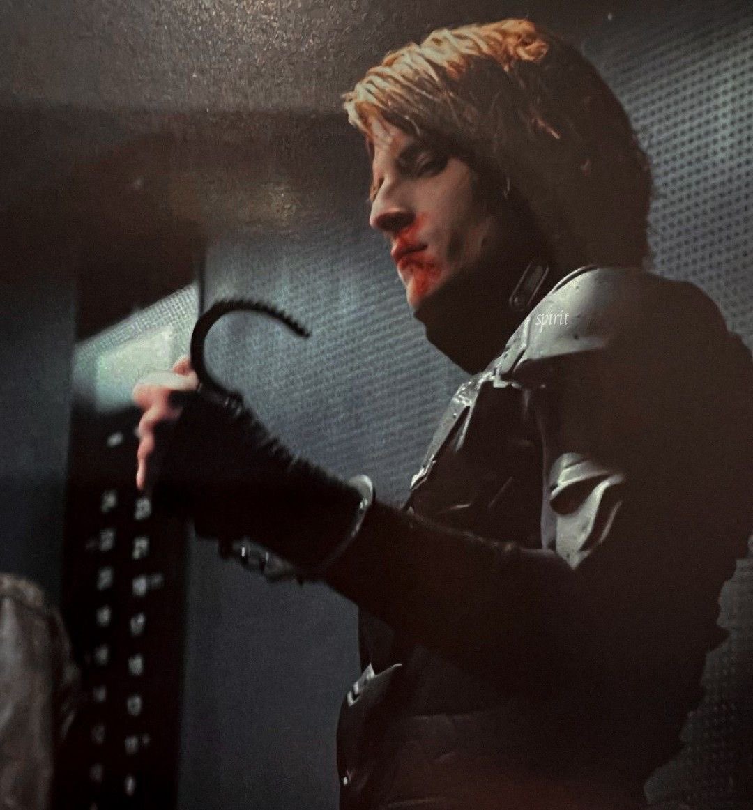 criminaldarling's tweet photo. нашла эти кадры со съемок мгчд и отчаянно пытаюсь черпать из них серотонин, так как больше уже неоткуда, давайте и вы вместе со мной полюбуетесь на сергея дмитриевича 💔🔥 https://t.co/JW1uiIpqAE