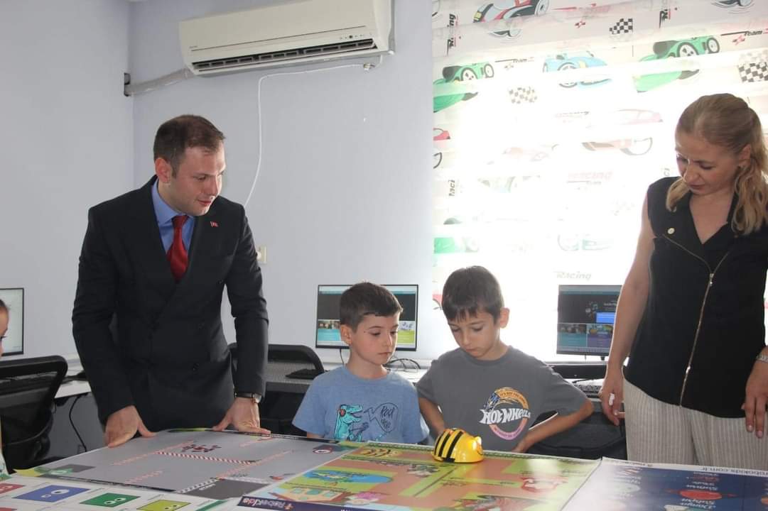 İlçemiz Karaburun Anaokulu bünyesinde hayırsever iş insanı Mustafa Eydemir'in destekleri ile yapılan Robotik Kodlama sınıfının açılışı gerçekleştirildi.
<a href="/izmirvaliligi/">T.C. İzmir Valiliği</a> <a href="/drsuleymanelban/">Dr. Süleyman Elban</a> <a href="/izmir_ilmem/">İzmir İl Milli Eğitim Müdürlüğü</a> <a href="/yahsiomer/">Dr. Ömer YAHŞİ</a> <a href="/Serdarkayadag/">Serdar Kayadag</a>