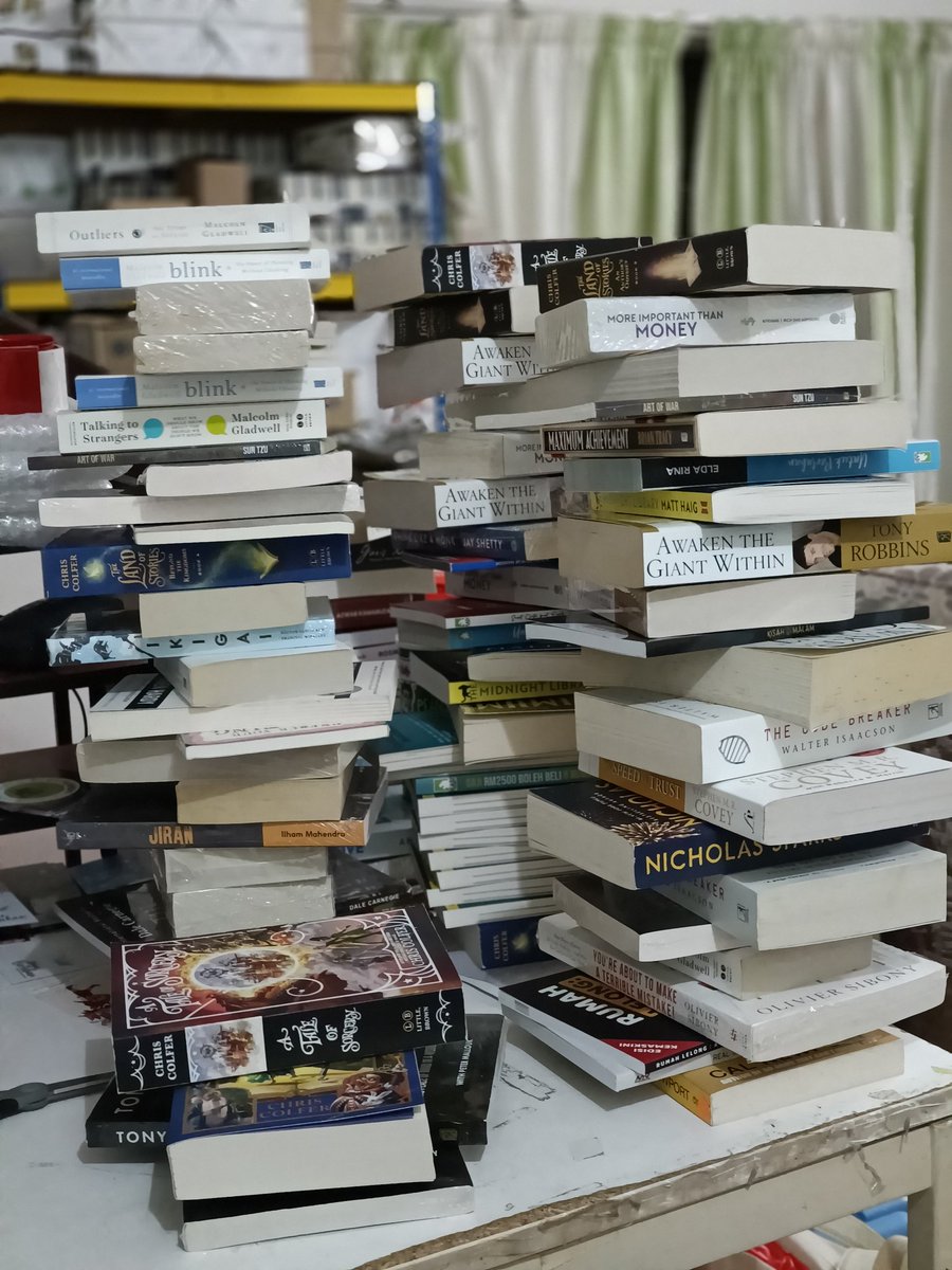 Antara order yang diterima dari website BookCapital. Diorang beli guna voucher buku ni. Sampai sistem jem lah! Hahaha .