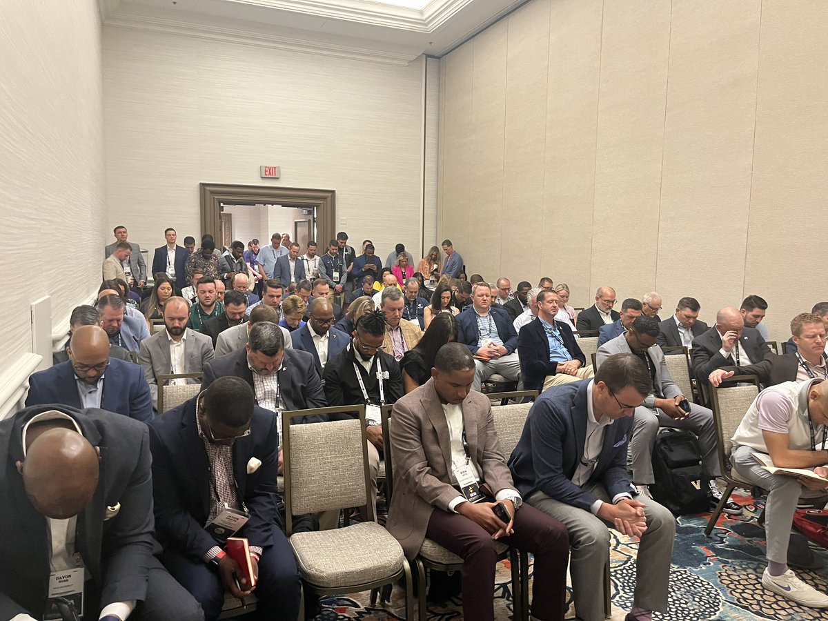 ADs4ChristInfo's tweet photo. It was standing room only at the #ADs4Christ devotional at @NACDA this morning.
Thank you to everyone who joined us this morning and help kick start the day glorifying Him!
And, thank you to @mosleyj22 for the devotion & #AD4C board member, @Ryan_Peck!
#ADs4Christ https://t.co/Lcq2VonpuP