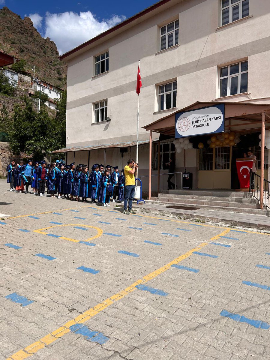 Okulumuzda ortaokul eğitimini tamamlayan 8.sınıflarımıza mezuniyet töreni düzenledik.Onlara bir ömür başarı ve sağlık diliyoruz. YOLUNUZ AÇIK OLSUN SEVGİLİ ÖĞRENCİLERİMİZ.<a href="/MemTortum/">Tortum İlçe MEM</a>