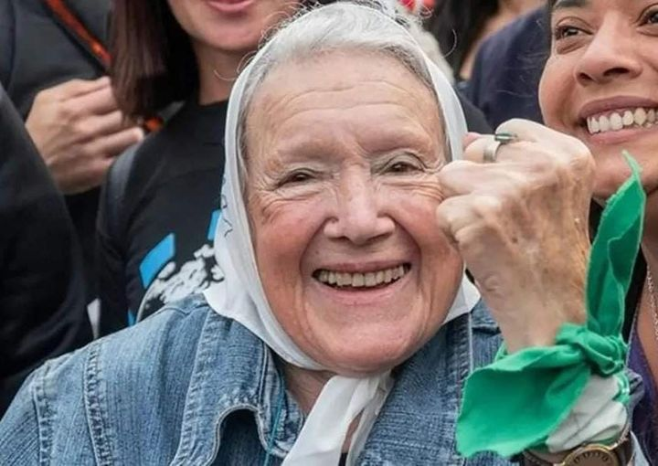 OSNMITALY's tweet photo. NORA "NORITA" CORTINAS È PARTITA PER L'ULTIMO VIAGGIO: AVEVA 94 ANNI, HA LOTTATO CONTRO LE DITTATURE IN SUD AMERICA PER OTTENERE LIBERTÀ E GIUSTIZIA. GRAZIE MILLE PER TUTTO, BELLA CIAO NORITA! 📷📷
Ieri ci ha lasciate Nora Cortiñas, detta Norita, una delle storiche fondatrici de Las Madres de Plaza de Mayo.
Norita è morta di giovedì, un giorno molto significativo, perché è dal 1977 che tutti i giovedì las madres de Plaza de Mayo si ritrovano a camminare intorno alla Piramide di Plaza de Mayo  a Buenos Aires per chiedere verità, giustizia e libertà per  i loro figli e le loro figlie e nipoti, giovani desaparecidos durante il periodo della dittatura.
Norita si è spenta a 94 anni senza sapere che fine avesse fatto il figlio Gustavo di 24 anni, militante della gioventù peronista, rapito nell'aprile del 1977.
Era apparsa in pubblico l'ultima volta per l'evento organizzato per il 48* anniversario del golpe che portò i generali al potere.
Era apparsa preoccupata relativamente alle dichiarazioni del presidente ultra-liberista Milei che contestava le cifre dei desaparecidos.
Buon viaggio Norita e grazie per averci insegnato a non arrenderci mai! 📷