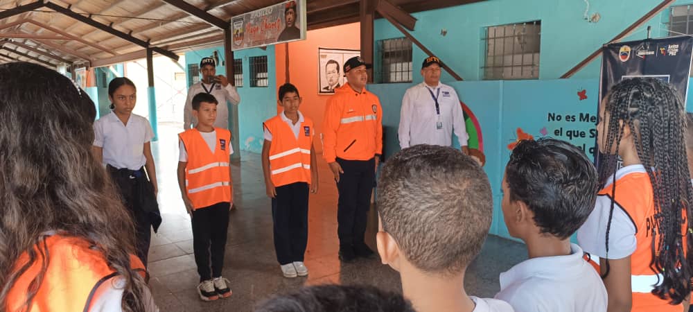 InttContigo's tweet photo. #Educación | La prevención vial es un método que debe practicarse desde temprana edad, por esta razón, funcionarios del #INTTCalabozo y la @PNBVzla imparten a estudiantes del E.B. 5 de julio.
-
#NicoLeEchaPichón https://t.co/jT1bXy2HgH